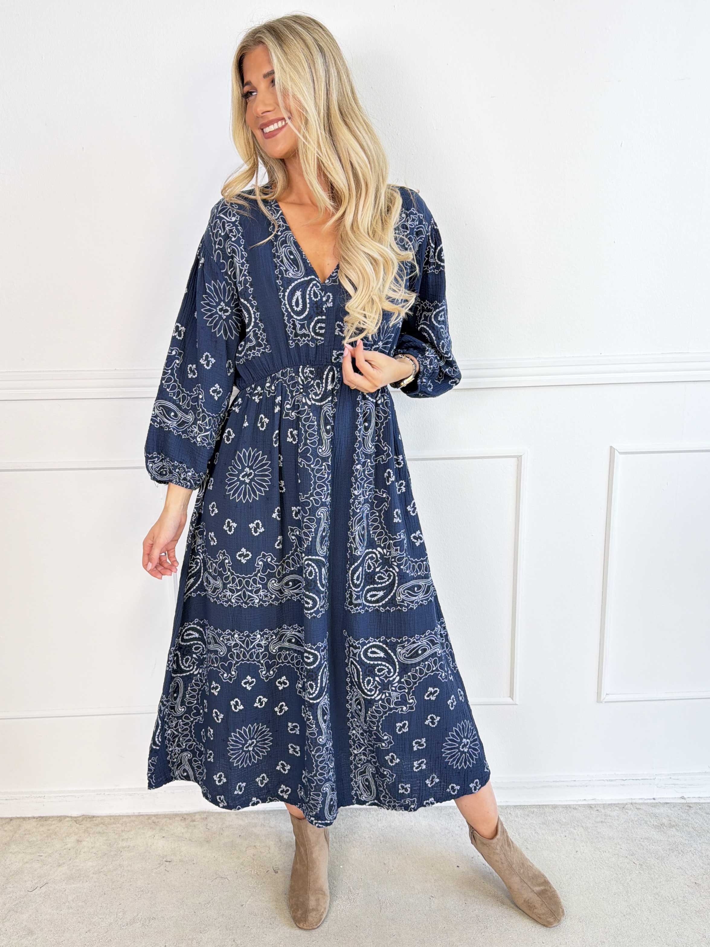 Jasmin Paisley – Plus size klänning i mjuk bomullsmuslin med paisleymönster
